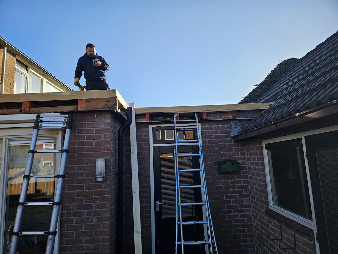 Nieuwe houten dakrand en balken geplaatst na herstel houtrot