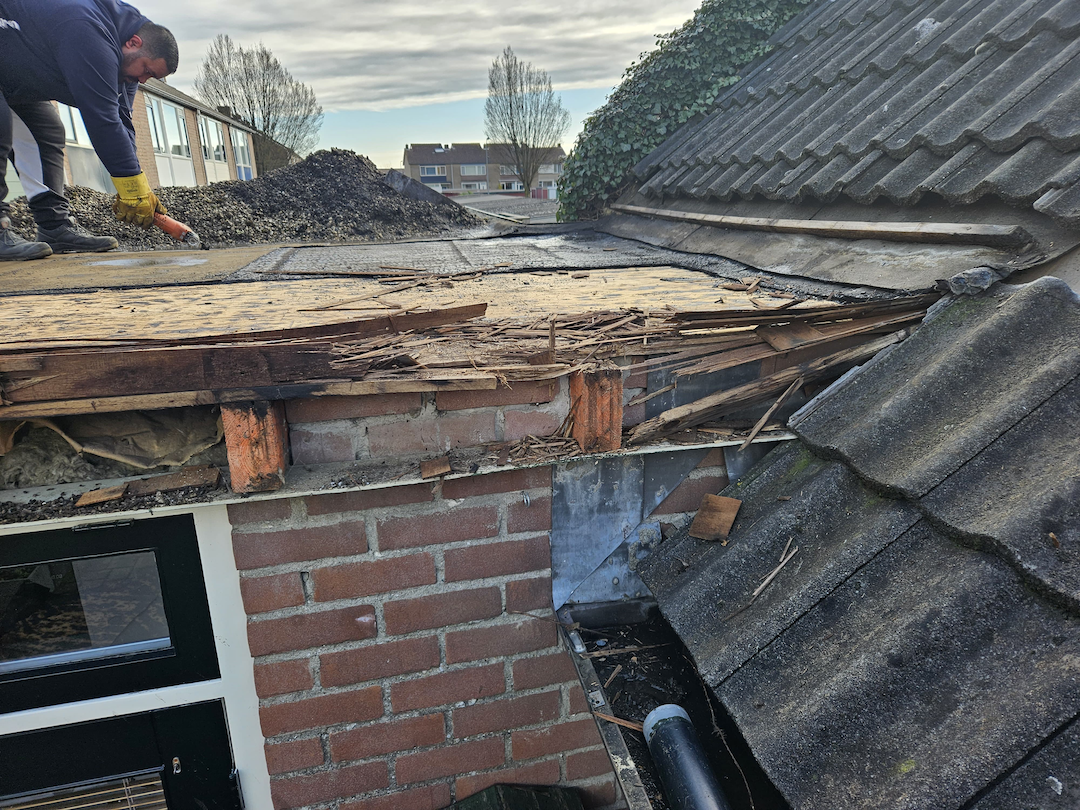Houtrot in dakrand blootgelegd na sloop