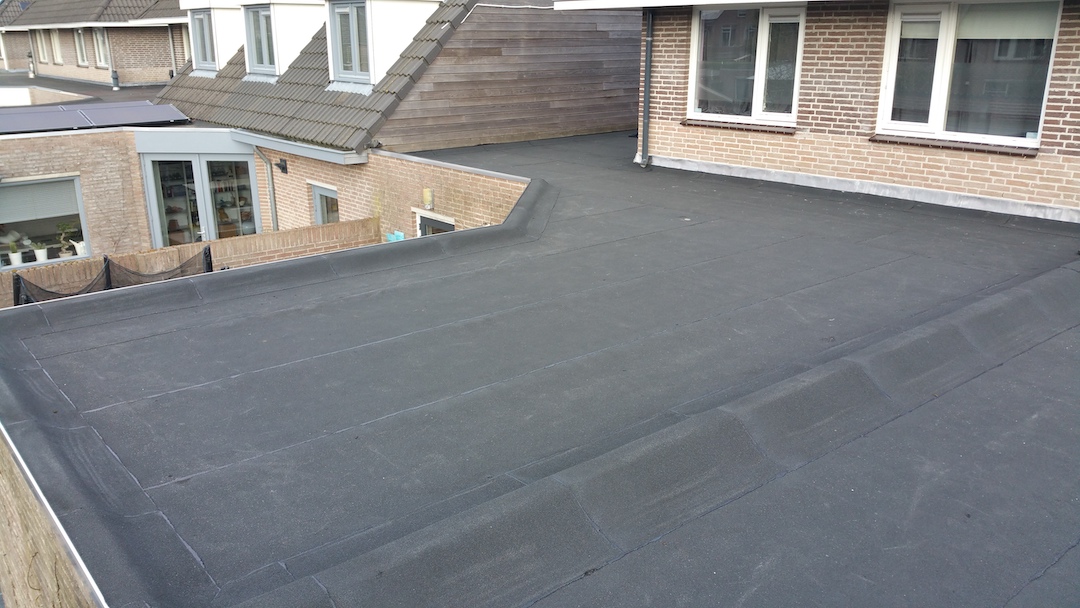 Dakrenovatie in uitvoering met steiger op een Brabantse woning in Den Bosch